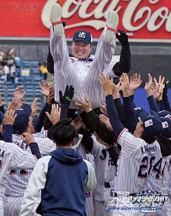 It's only been a year since I retired...With two 200-hit legends, Aoki and Yakult, the last-place team reconstruction special name 