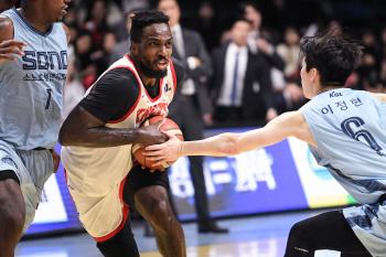 Jamil Warney  Ahn Young-joon scored 30 points, and Seoul SK has won three consecutive games...女 Bucheon Hana Bank has won four consecutive games, and Asan Woori Bank is the lowest (roundup)