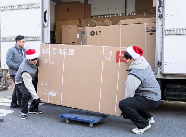 LG Twins Promise to Win Integration Fan Visit to Implement LG Electronics' Home Appliance Installation