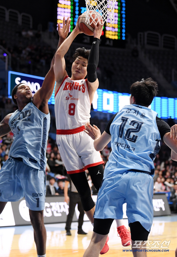  Ahn Young-joon catches rebound ball