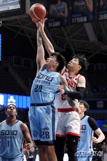  Ahn Young-joon trying to put it in, Kembao trying to block it