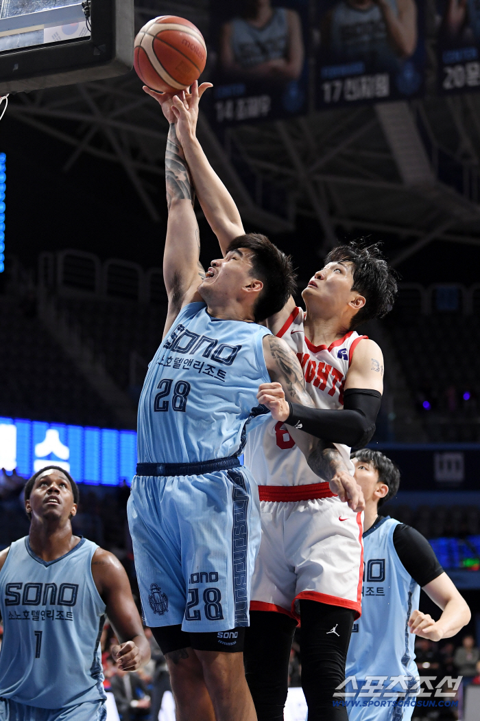  Ahn Young-joon trying to put it in, Kembao trying to block it