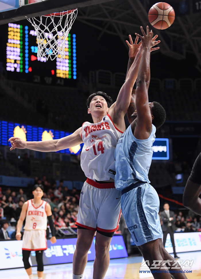  Choi Boo-kyung fighting for a rebound