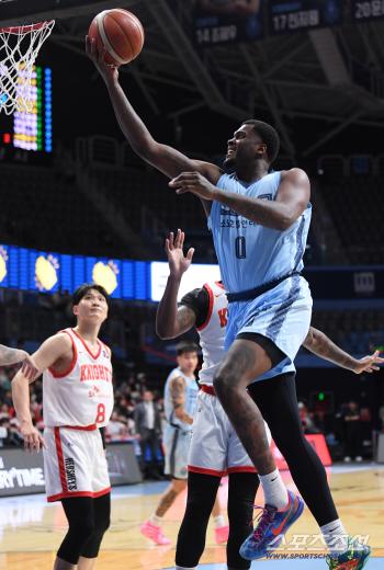  Johnson makes a layup shot with ease