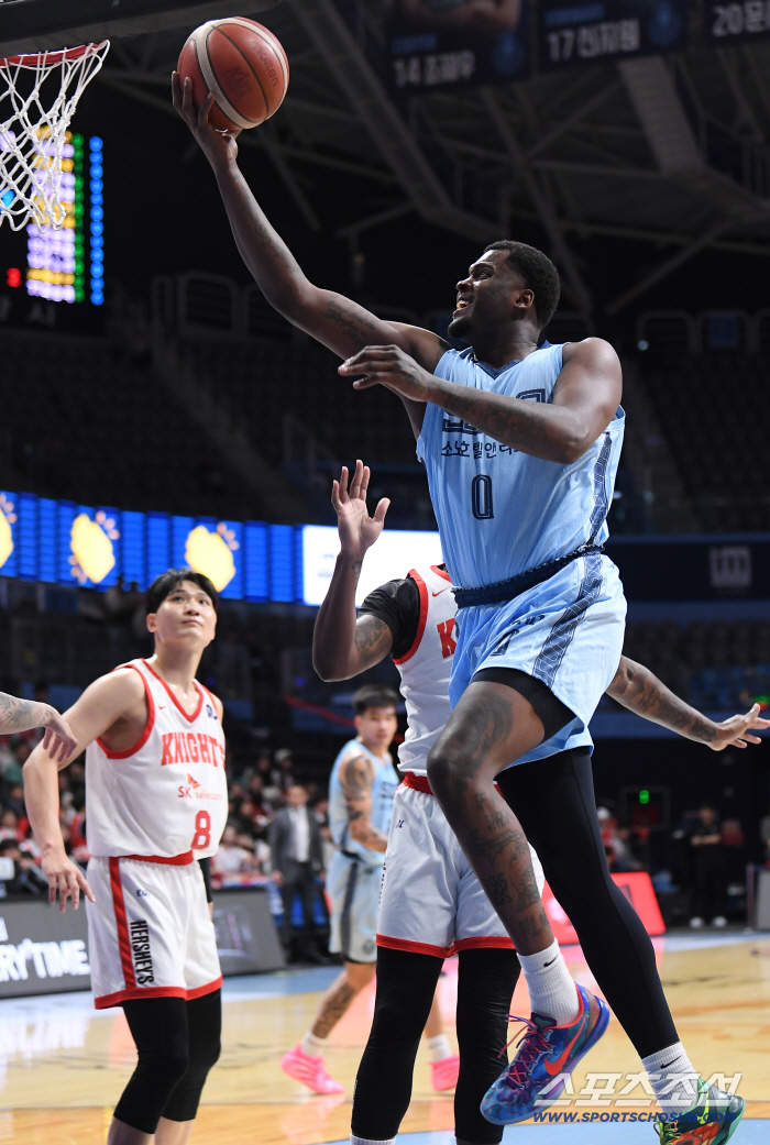  Johnson makes a layup shot with ease