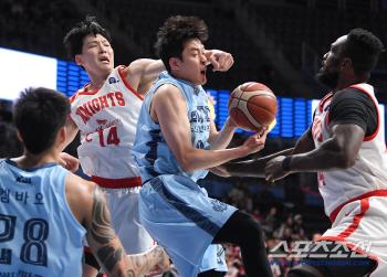  Jung Heejae catches the rebound ball