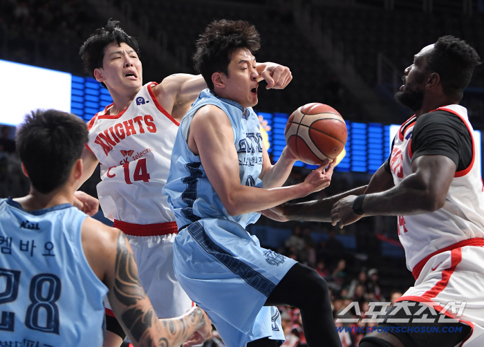 Jung Heejae catches the rebound ball