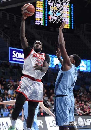  Warnie tries to shoot under the basket