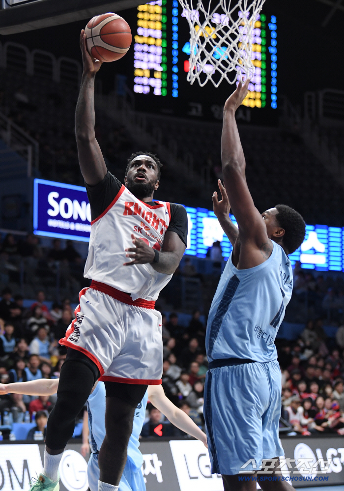  Warnie tries to shoot under the basket
