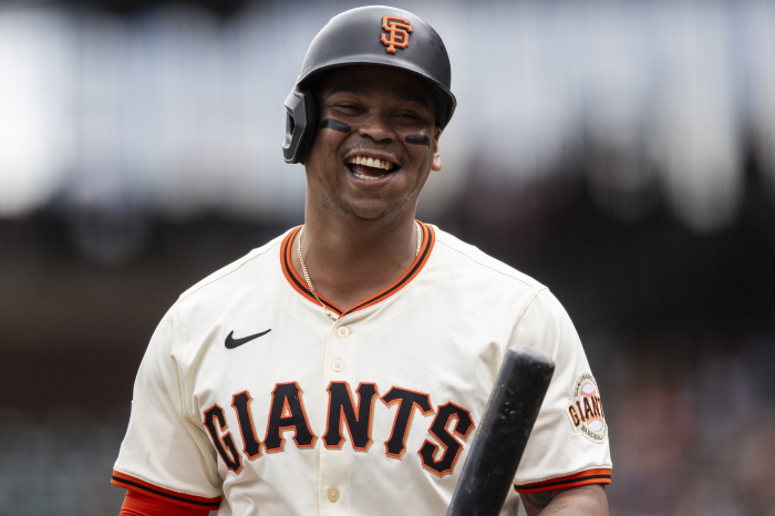 There are no SF non-trade players. Bomb declaration, 10 outfielders only, is Lee Jung-hoo included?