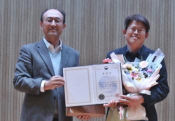 Yoon Seok-man, director of the Cheonan Hospital at Soonchunhyang University, received a commendation from the Minister of Health and Welfare for contributing to cardiovascular treatment