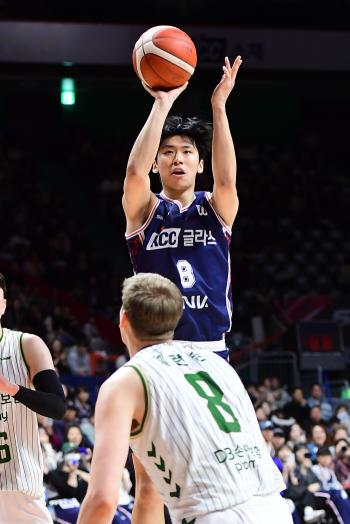  Rookie Yoon Ki-chan's best shot KCC escapes back-to-back losses with a dramatic 8077 come-from-behind victory