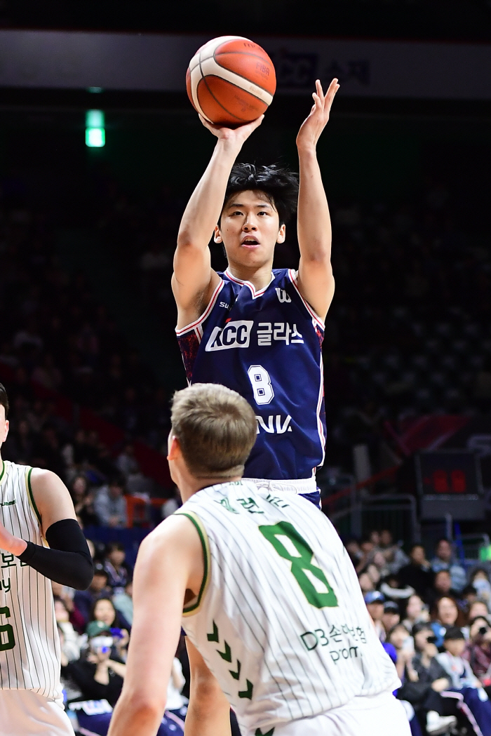 Rookie Yoon Ki-chan's best shot KCC escapes back-to-back losses with a dramatic 8077 come-from-behind victory