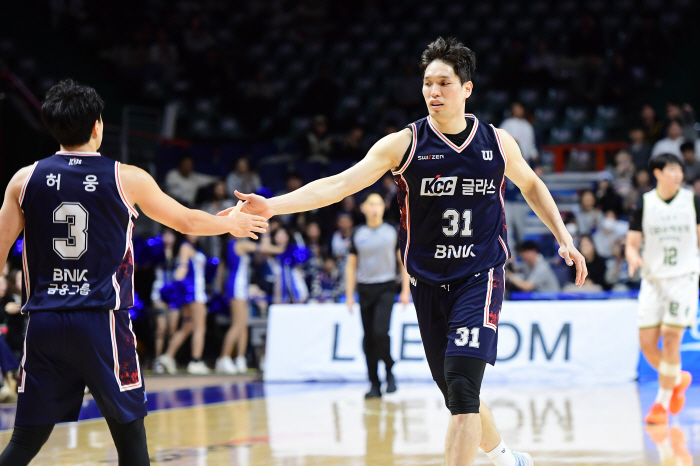 Rookie Yoon Ki-chan's best shot KCC escapes back-to-back losses with a dramatic 8077 come-from-behind victory