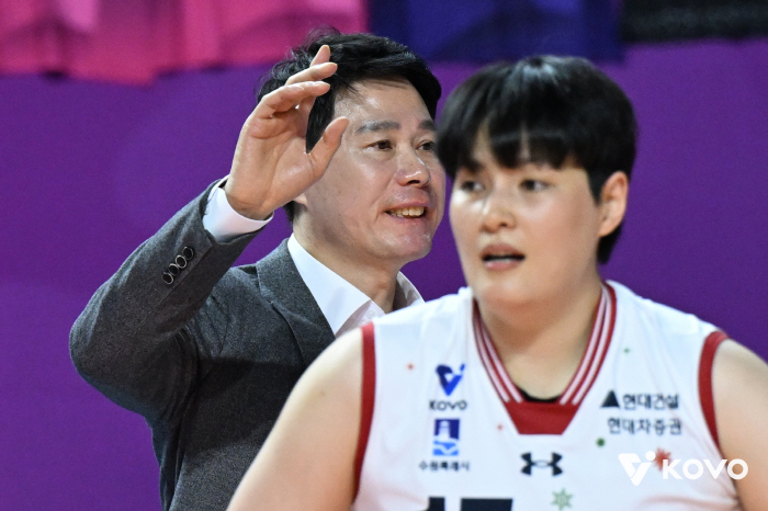 Kim Heejin's resurrection? 12 points, 4 blocks  63.6% success rate → Hyundai Engineering & Construction is in second place...Shutdown Heungkuk Life Insurance Co., Ltd. Blocks 3 consecutive wins