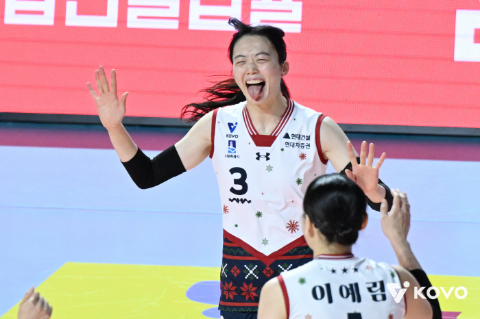 Kim Heejin's resurrection? 12 points, 4 blocks  63.6% success rate → Hyundai Engineering & Construction is in second place...Shutdown Heungkuk Life Insurance Co., Ltd. Blocks 3 consecutive wins