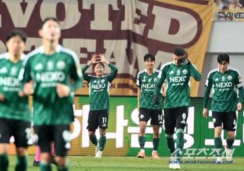  Lee Seung-woo induces exit → extra-time final goal → Retreat One-man Show Show Jeonbuk, Lee Jung-hyo defeated Gwangju 21 to win the Korea Cup, and have a happy ending with a double in five years