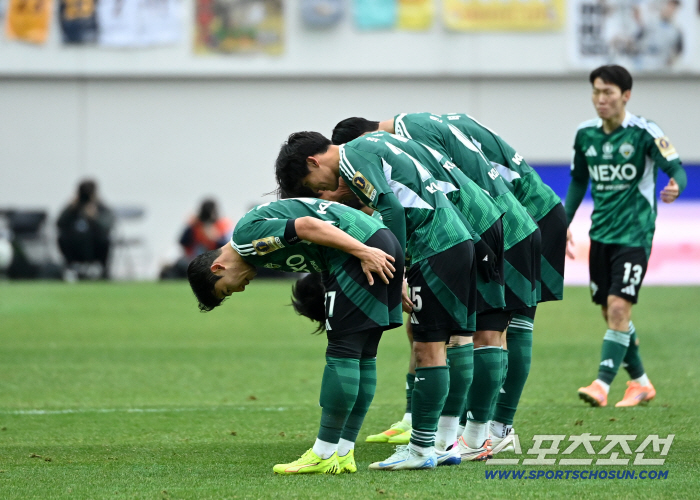  Lee Seung-woo induces exit → extra-time final goal → Retreat One-man Show Show Jeonbuk, Lee Jung-hyo defeated Gwangju 21 to win the Korea Cup, and have a happy ending with a double in five years