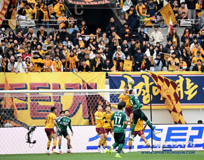  Lee Seung-woo induces exit → extra-time final goal → Retreat One-man Show Show Jeonbuk, Lee Jung-hyo defeated Gwangju 21 to win the Korea Cup, and have a happy ending with a double in five years