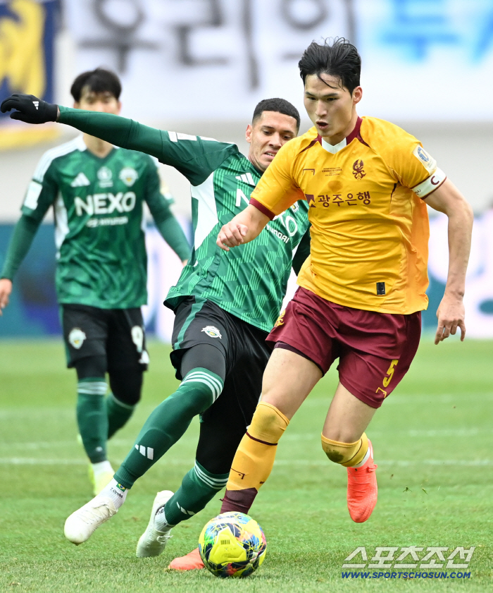 Lee Seung-woo induces exit → extra-time final goal → Retreat One-man Show Show Jeonbuk, Lee Jung-hyo defeated Gwangju 21 to win the Korea Cup, and have a happy ending with a double in five years