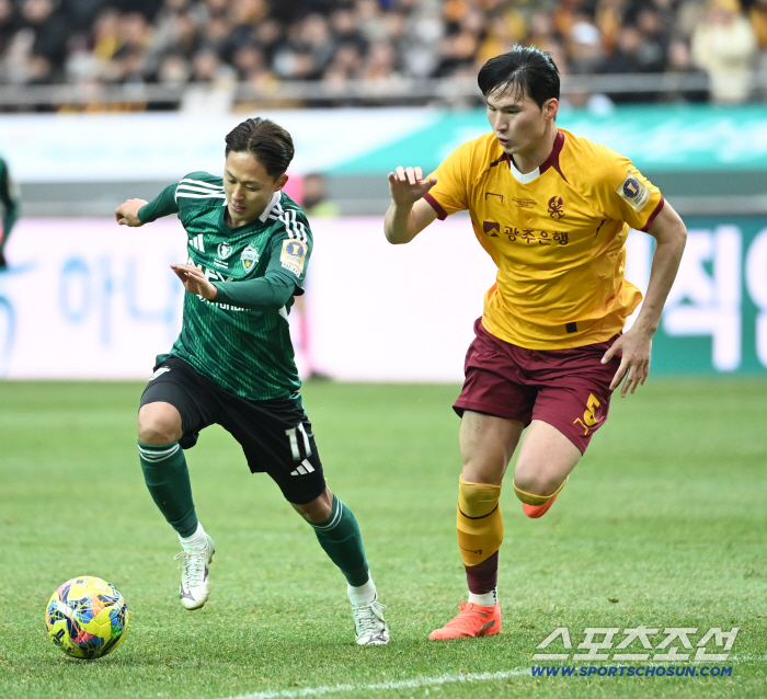  Lee Seung-woo induces exit → extra-time final goal → Retreat One-man Show Show Jeonbuk, Lee Jung-hyo defeated Gwangju 21 to win the Korea Cup, and have a happy ending with a double in five years
