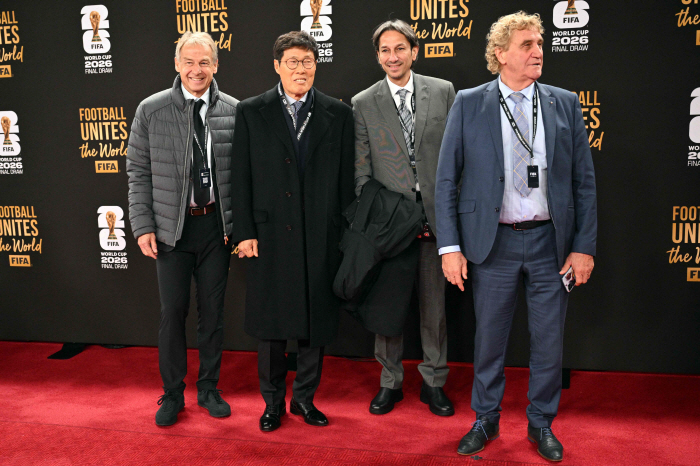 Legend is legendary. Clinsman, who was kicked out of Korea, captured one shot at the draw ceremony 