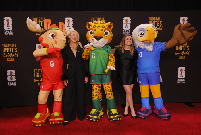 Legend is legendary. Clinsman, who was kicked out of Korea, captured one shot at the draw ceremony 