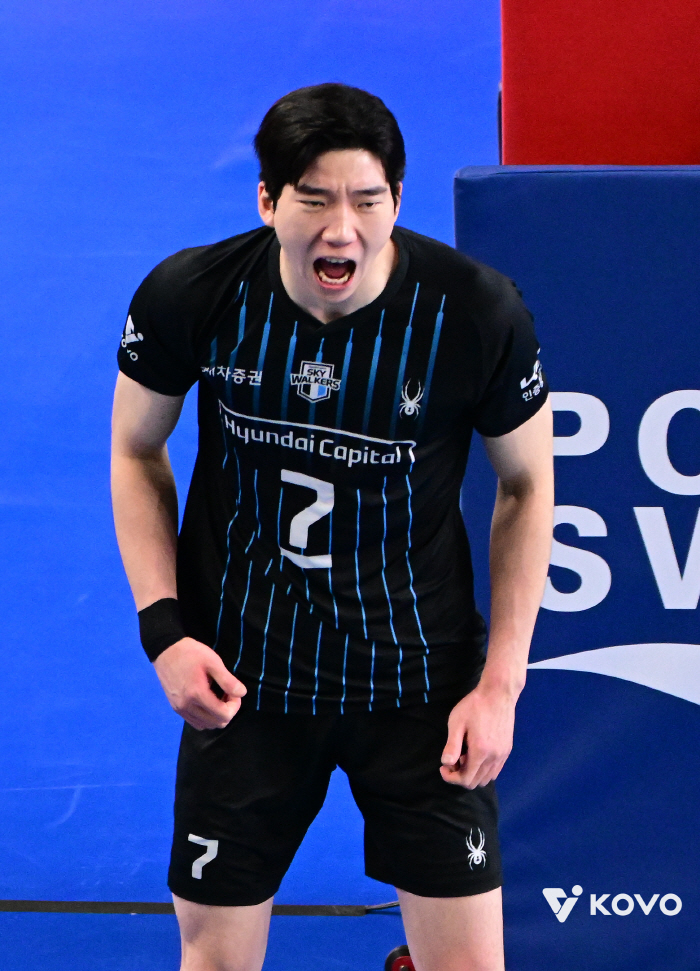Leo Heosubong Shin Ho-jin recaptured the second place in Hyundai Capital, and completely destroyed KB Insurance's shutdown