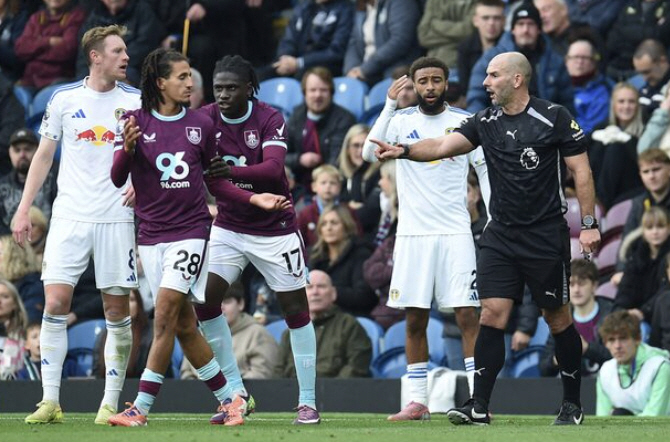  Shock trip from Manchester United...Admitted charges for spitting on opposing team fans → suspension of 4 games  withdrawal of 30 million won