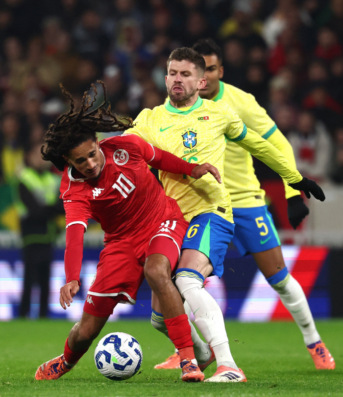  Shock trip from Manchester United...Admitted charges for spitting on opposing team fans → suspension of 4 games  withdrawal of 30 million won