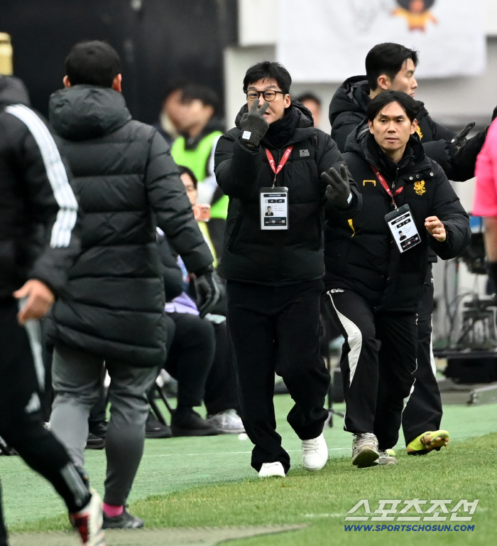  Angry director Lee Jung-hyo's strong appeal, leaving after receiving a red card