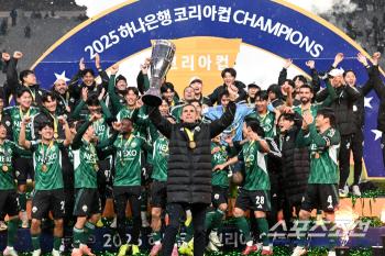  Coach Foyet lifts the Korea Cup trophy