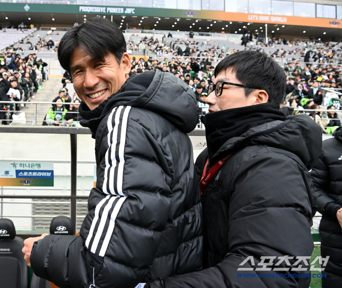  Coach Jeong Jo-guk was surprised by the surprise back hug of director Lee Jung-hyo