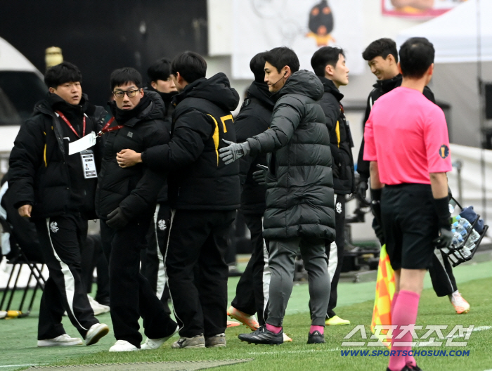  Director Lee Jung-hyo gets a red card
