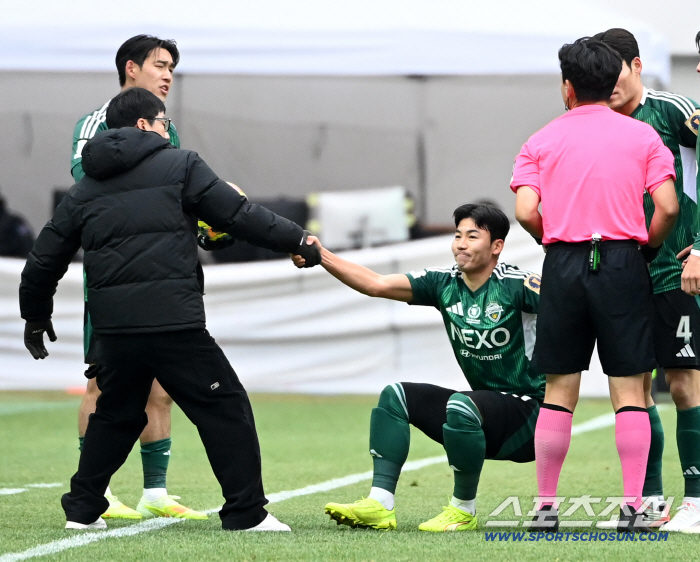  Director Lee Jung-hyo stands up Kim Tae-hyun
