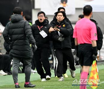  Director Lee Jung-hyo, who is strongly protesting, leaves after receiving a red card