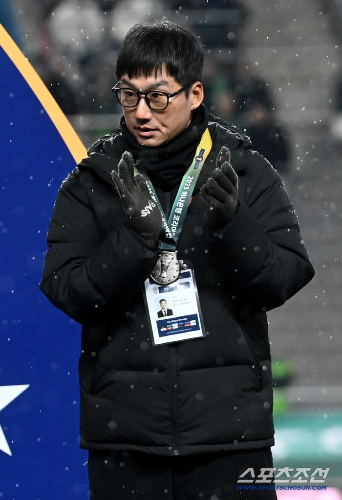  Director Lee Jung Hyo with the runner-up medal around his neck