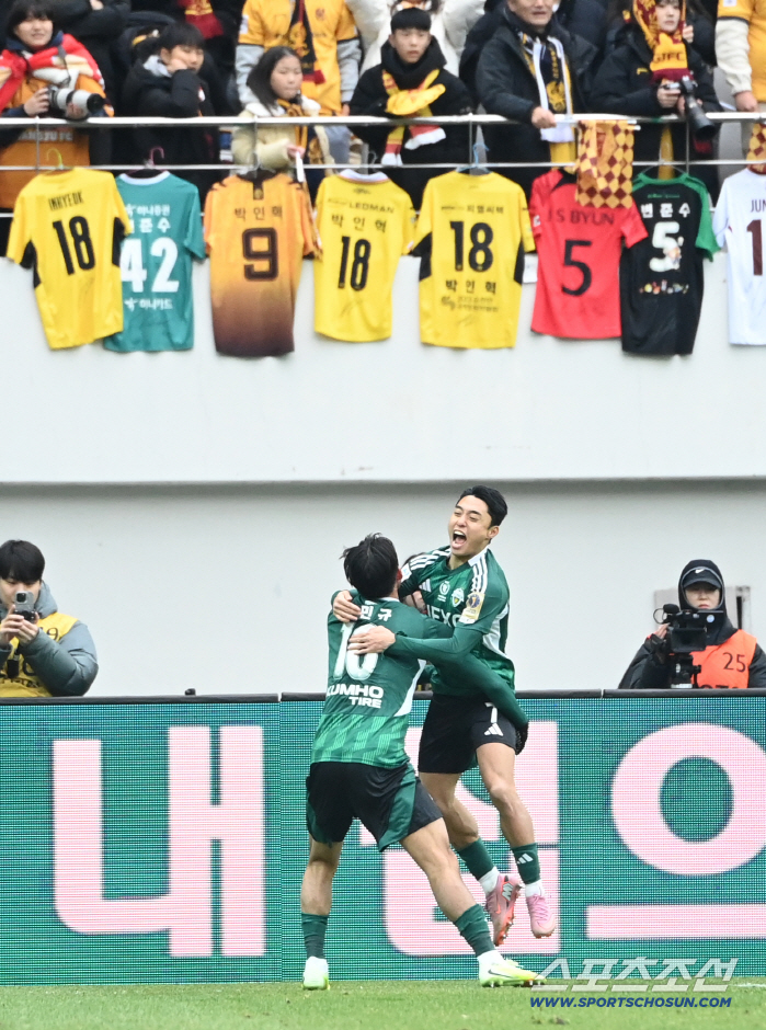  First goal Lee Dong-joon and Song Min-gyu, a hot hug