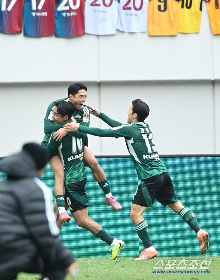  First goal Lee Dongjun, thrilling!