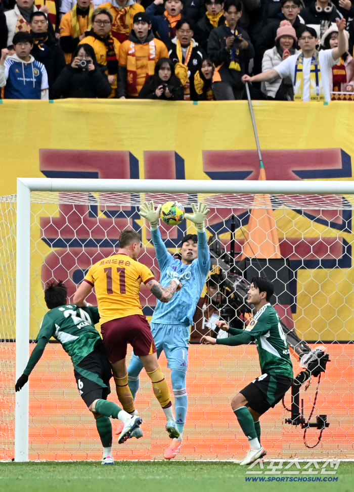  Fried Jonsson equalizes with his head!