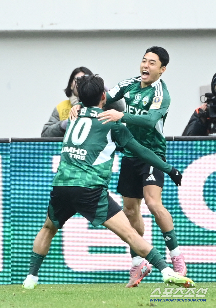  Jeonbuk Lee Dong-joon cheers for the first goal