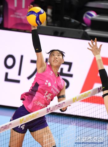  Jeong Yunjoo attacking the spike