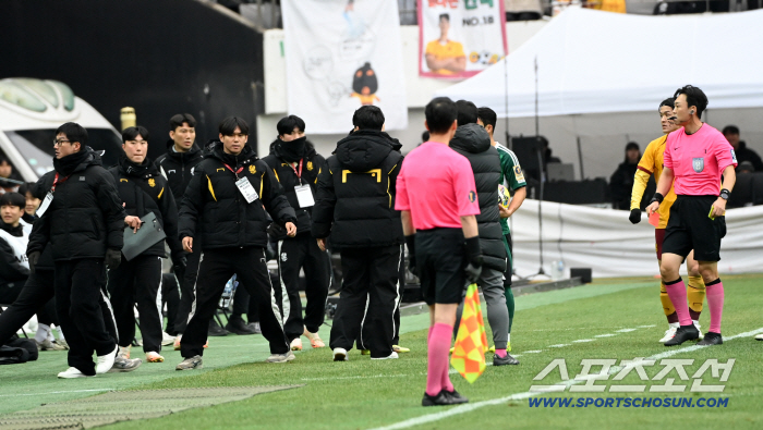  Judge Lee Jung-hyo, who took out the red card, leaves