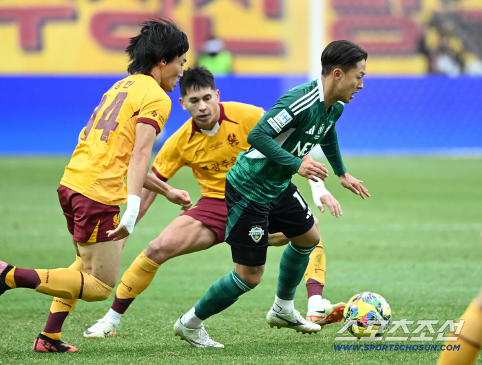  Lee Seung Woo is aiming for a goal