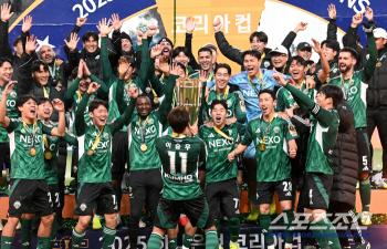  Lee Seung Woo, raise the trophy!