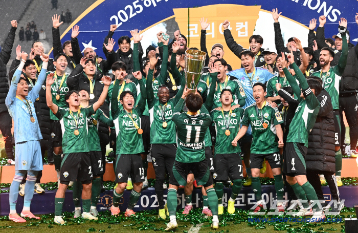  Lee Seungwoo lifts the trophy