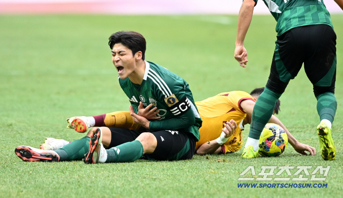  Park Jin-seop is suffering from Hayes foul