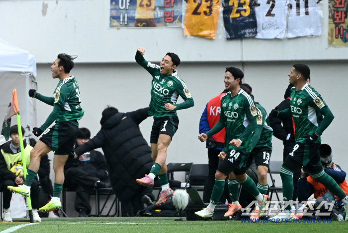  Roar with Lee Dongjoon and Song Mingyu