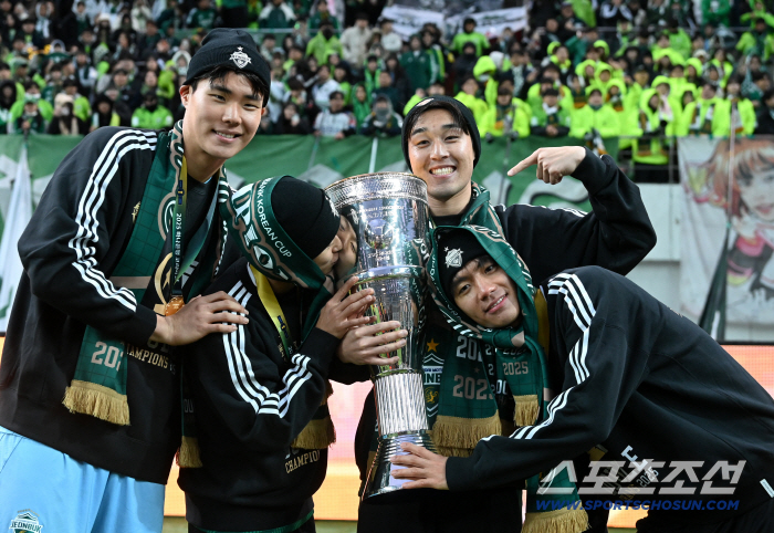  Song Bum-keun, Lee Seung-woo, Song Min-gyu, and Jun Jin-woo