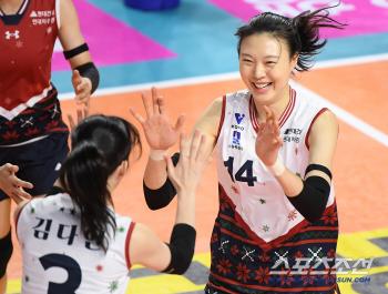  Yang Hyojin is happy after scoring